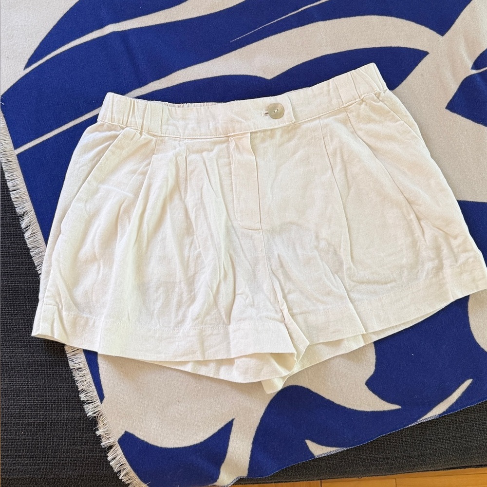 DYNAMITE LINEN SHORTS SIZE SMALL OFF WHITE